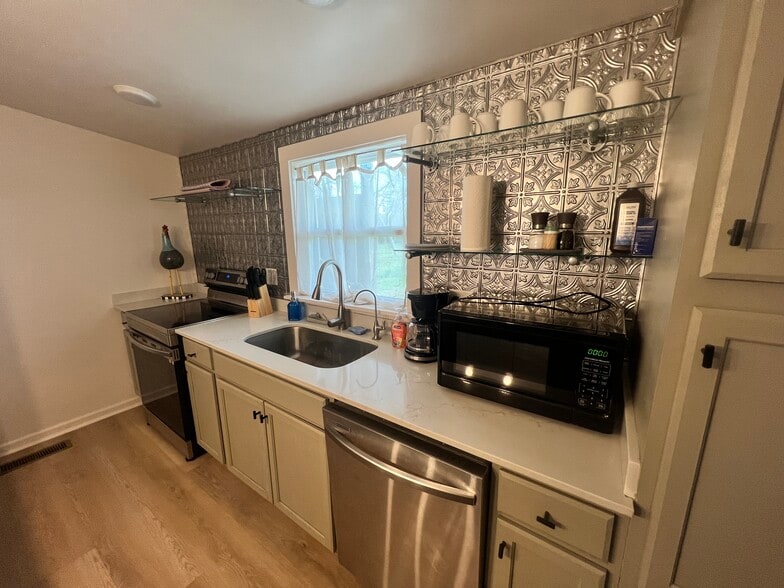 Building Photo - 122 Hall St