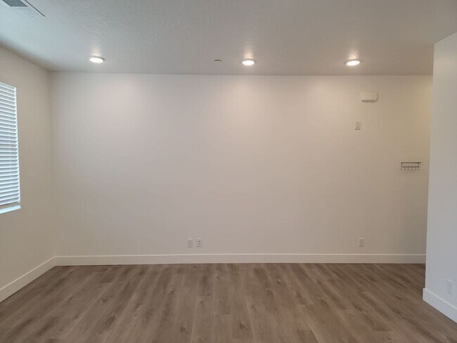 Building Photo - Stylish Desert Color 2 Bedroom Condo. Wash...
