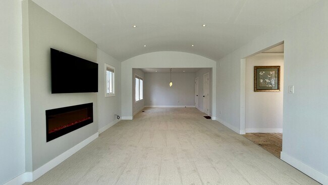 Building Photo - Updated 4BR/2BA Single Family Home in Cove...