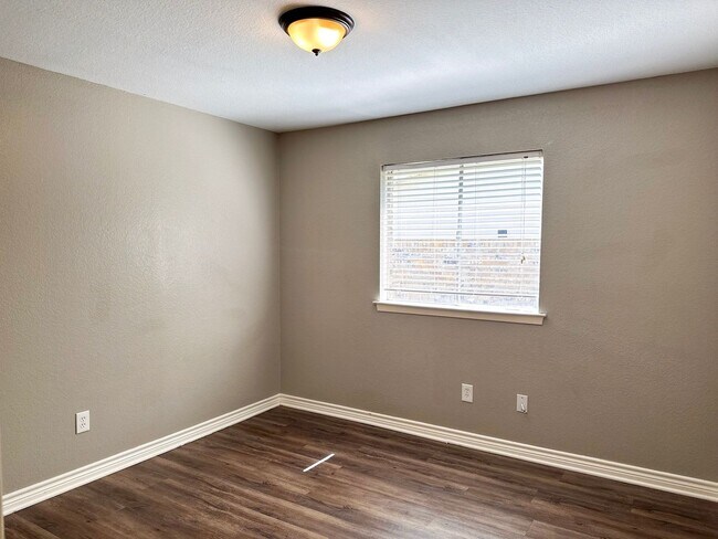 Building Photo - 3 Bedroom / 2 Bath / 2 Car Garage