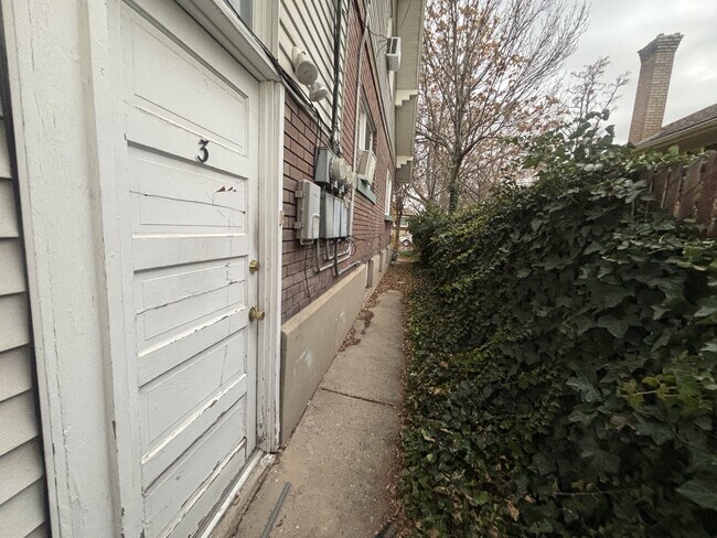 Building Photo - 925 Wilson Ave S