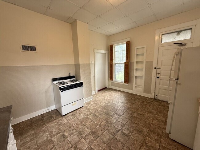 Building Photo - 1544 D St