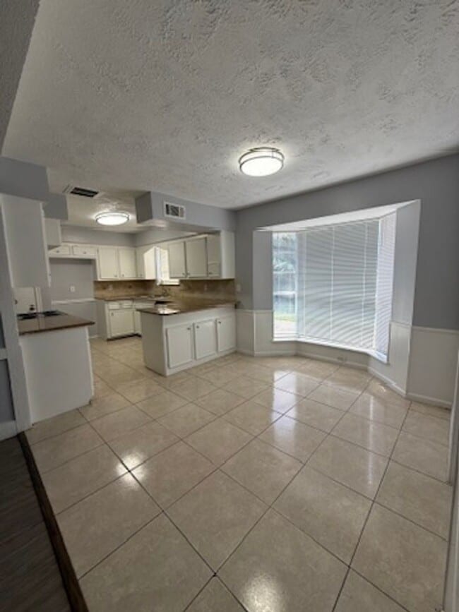 Building Photo - Really spacious 4bed/2bath single family home