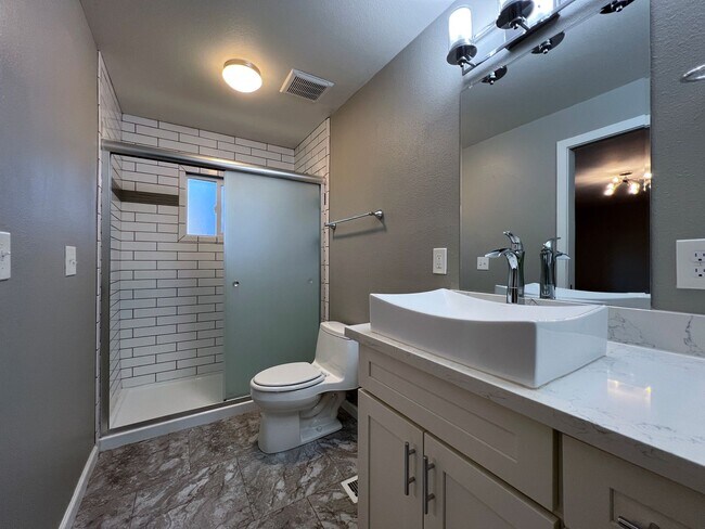 Building Photo - 3 Bedroom 2.5 Bath in Desirable Renton Fairwood Greens