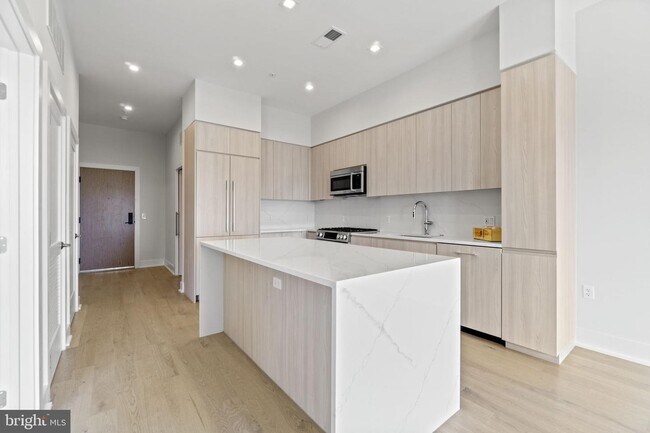 Building Photo - 737 Swann Ave