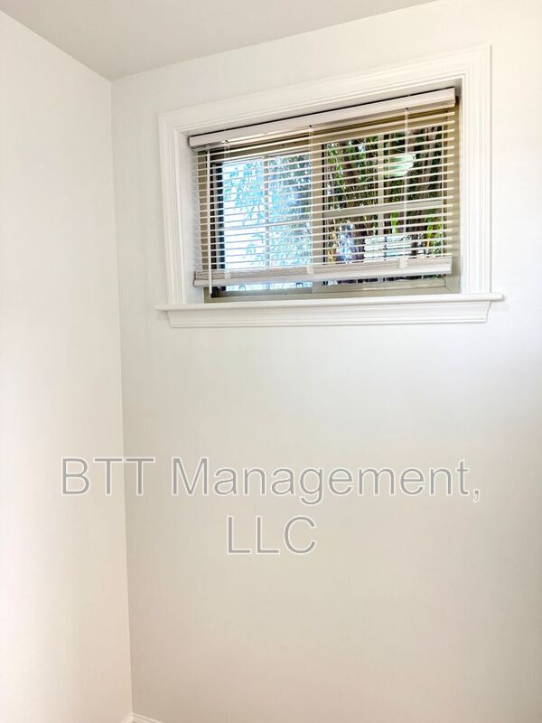 Building Photo - 8800 Plymouth St