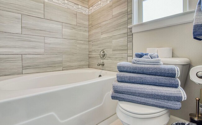 Building Photo - Furnished Eastside Beautiful 3 bed/2 baths for RENT Utilities & Wi-Fi INCLUDED