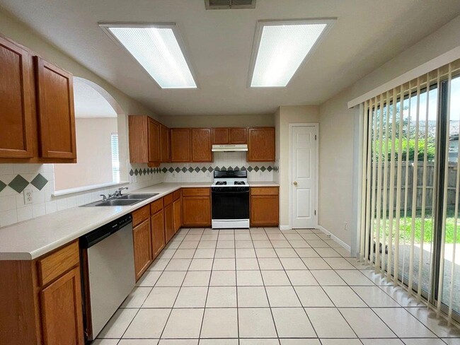 Building Photo - 17500 Dashwood Creek Dr