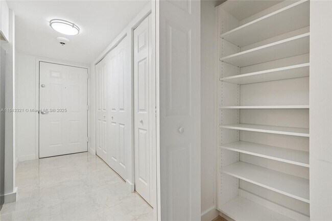Building Photo - 540 Brickell Key Dr