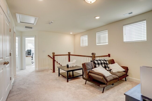 Building Photo - 3 Bedroom Townhouse in Harrisburg with Garage