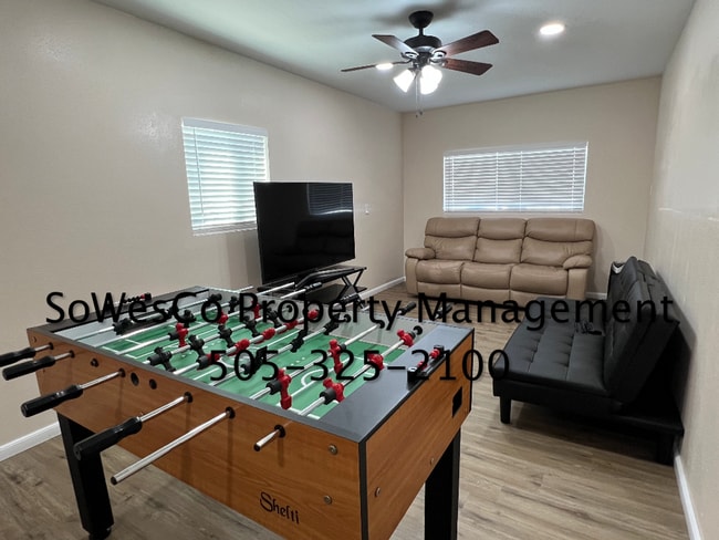 Building Photo - Beautiful Remodeled 3 Bed 2 Bath Furnished...