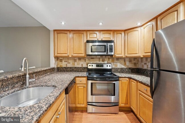 Building Photo - 2001 Hamilton St