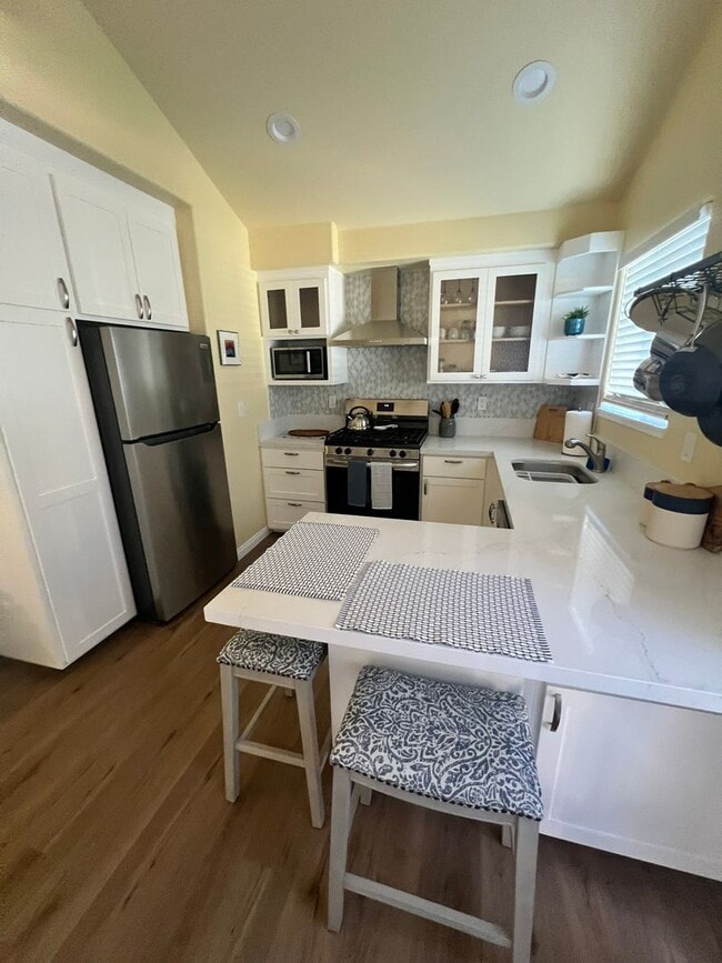 Building Photo - Ventura - Fully furnished one bedroom, one bath month to month rental!