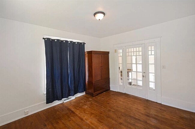 Building Photo - Inviting 4 Bed, 2 Bath in GU District!