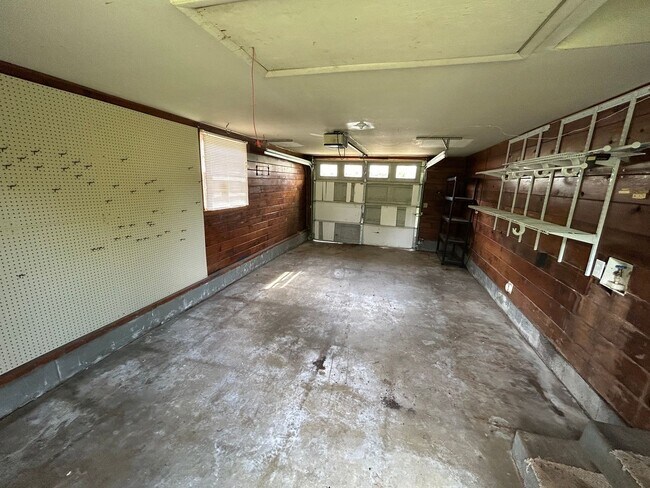 Building Photo - 3br 1.5 BA with fence