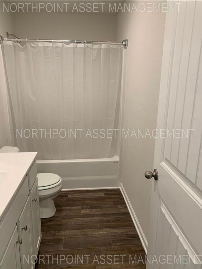 Building Photo - Move-in Special: Get $500 off your second ...