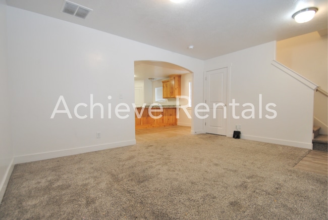 Building Photo - 3 Bed / 1.5 Bath Townhome in Tremonton – Great Location!