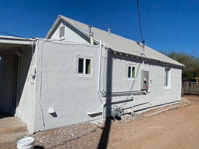 Building Photo - 3 Bedroom / 1 Bath Home -- Sec 8 Approved