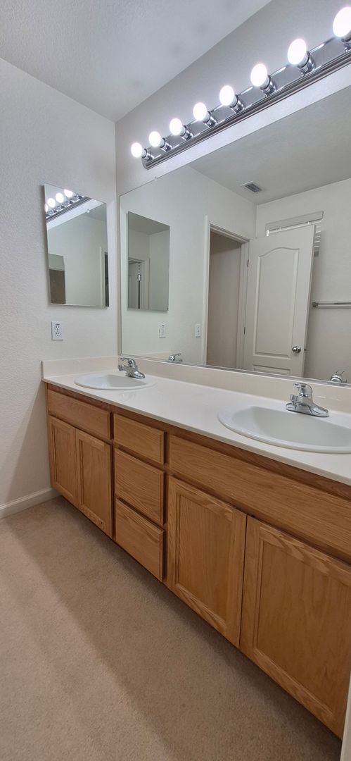 Building Photo - 2080 Mariposa Dr