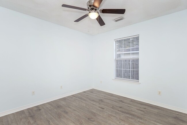 Building Photo - Adorable Home with fenced in backyard!