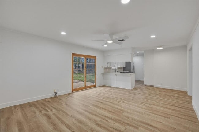 Building Photo - 1705 Elmhurst Dr