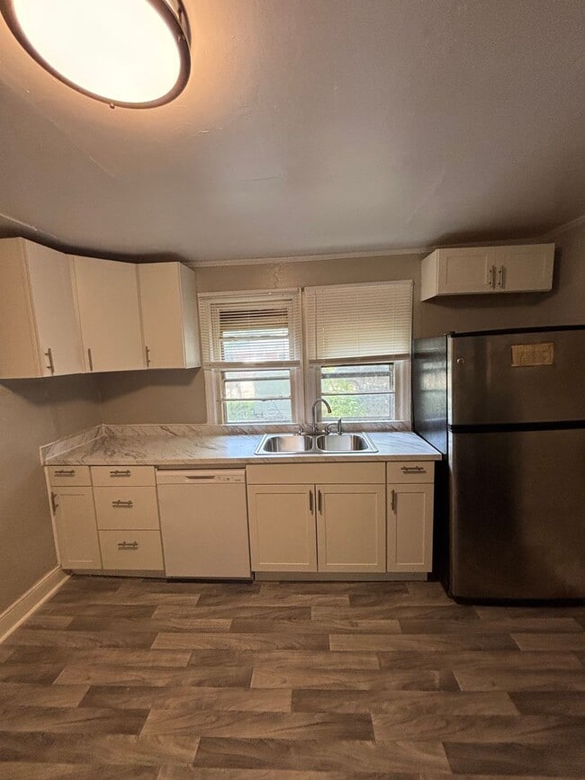 Building Photo - Spacious 2 Bed House - Waiting for you to Call HOME! DEPOSIT-FREE Renting option thru OBLIGO! Dep...