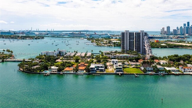 Building Photo - 1000 Venetian Way