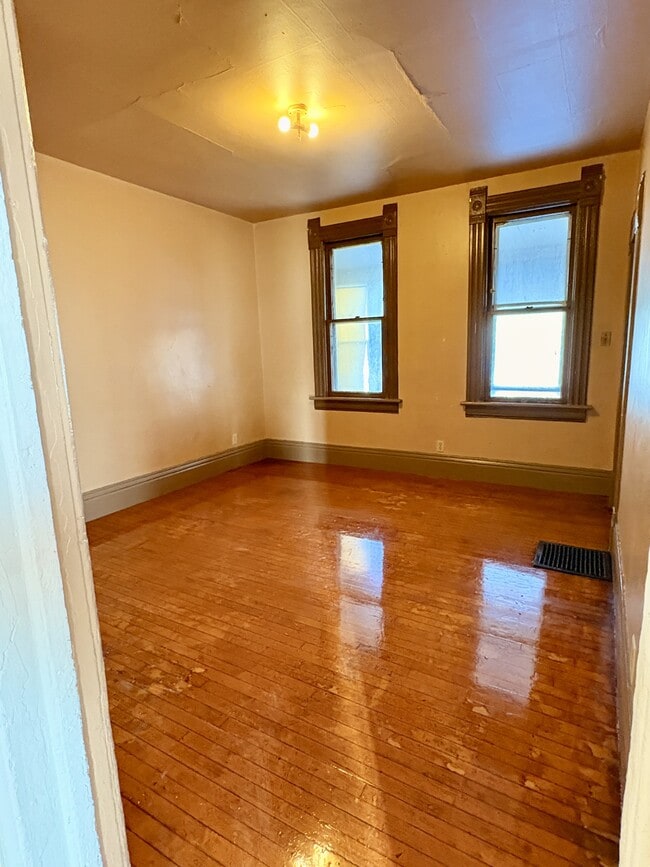 Building Photo - 207 E Burleigh St