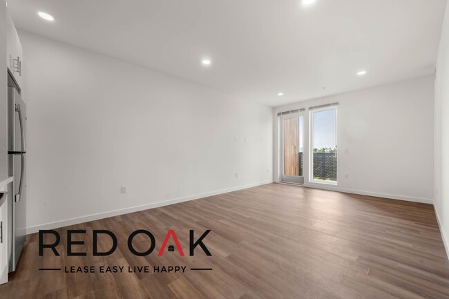 Building Photo - Charming One Bedroom Penthouse with Spacio...