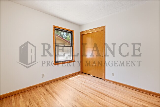 Building Photo - 860 Fabrique St