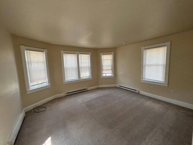 Building Photo - 79 New St Unit B