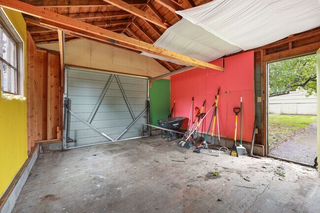 Building Photo - Move in ready now! Eastside rambler with A/C, 2 bed 1 bath. Olympia School District.