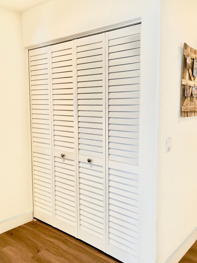 Building Photo - Beautifully Upgraded & Appointed End Condo...