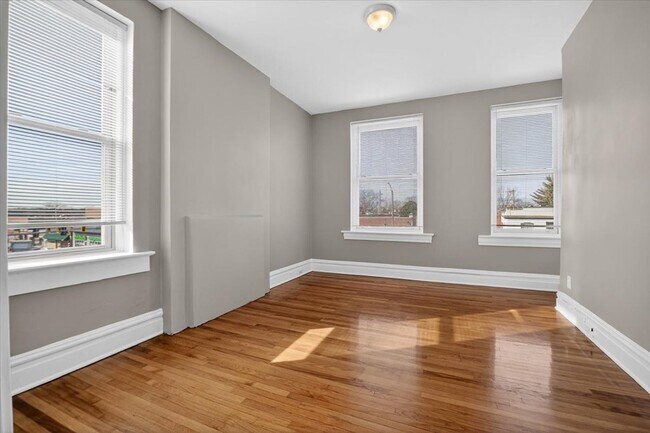 Building Photo - South Side Star