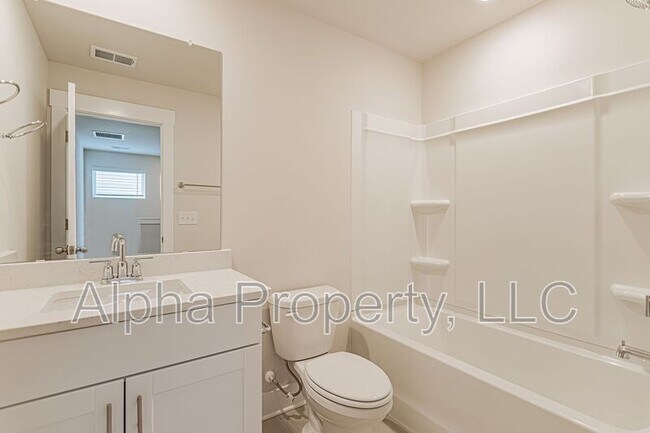 Building Photo - 422 Ellis Mill St