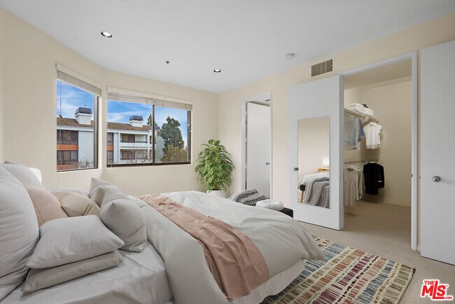 Building Photo - 2102 Century Park Ln