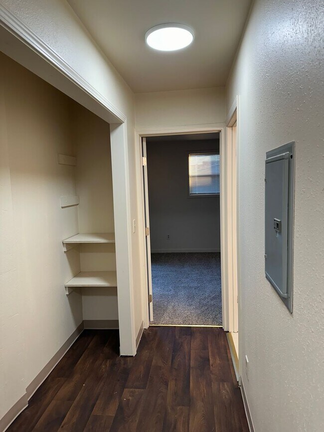 Building Photo - Updated 2 bedroom, 1 bath house in Springfield!