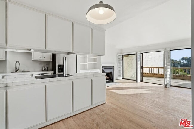 Building Photo - 23926 De Ville Way