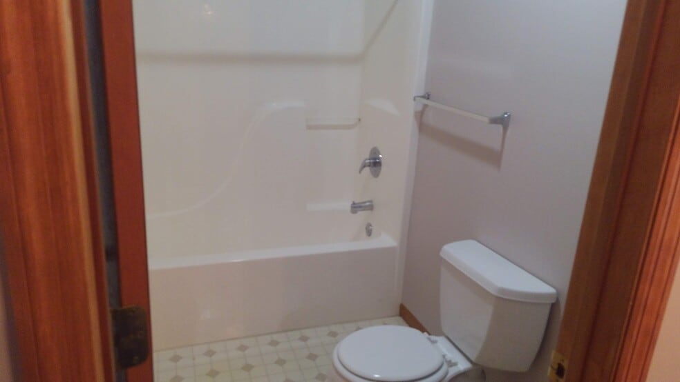 master bath - 601 Thomas Dr