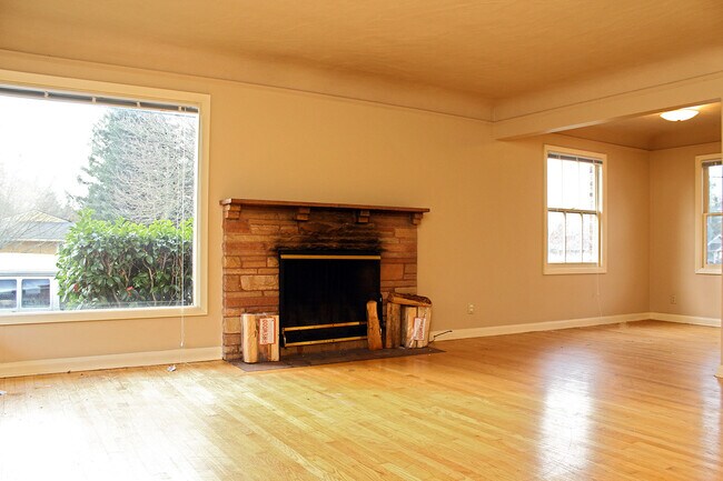 Building Photo - 5112-5116 NE 32nd Ave