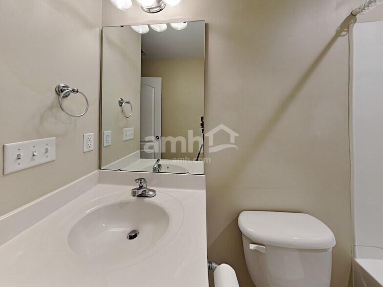 Building Photo - 17 Pfeiffer Ct