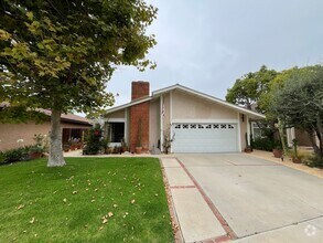 Building Photo - MOVE-IN READY 3+2 w/all appliances, commun...