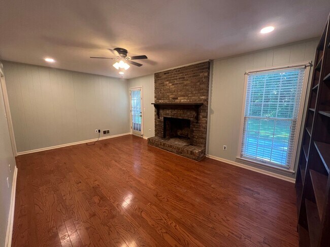 Building Photo - 3 bedroom 2 bathroom single level home in ...
