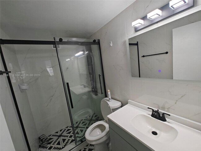 Building Photo - 905 Brickell Bay Dr