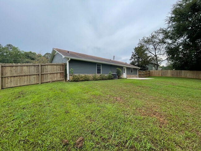 Building Photo - Nice 3/2 House in Armuchee- $1,895