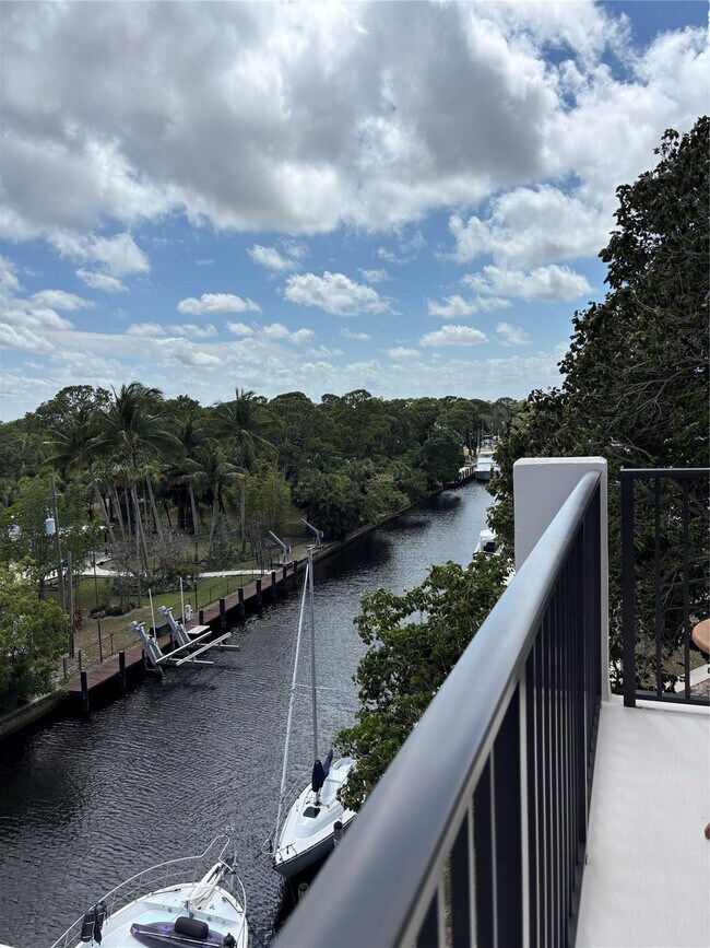 Building Photo - 900 River Reach Dr