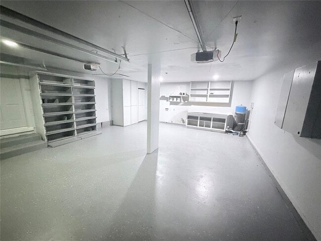 Building Photo - 3215 Oakwood Dr