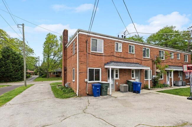 Building Photo - 723 Village Dr