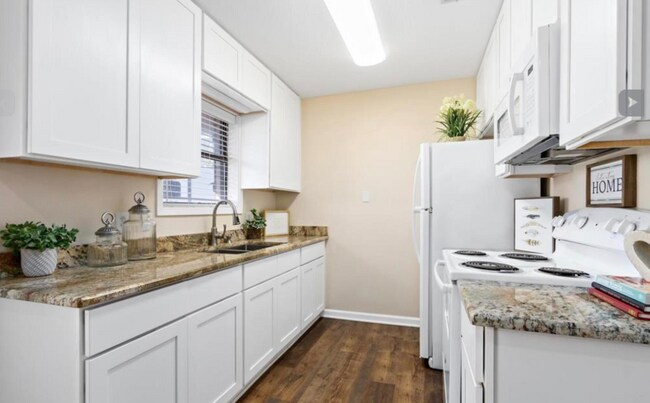 Building Photo - 7811 Pecan Ln