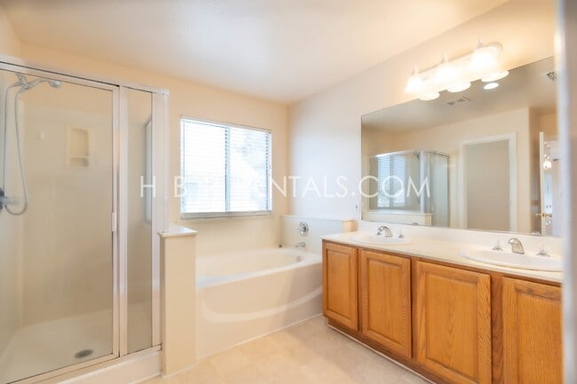 Building Photo - Charming 4 Bed, 2.5 Bath Home in Manteca, ...